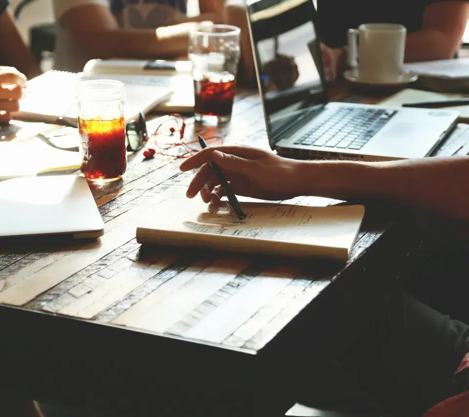 gens qui travaillent dans une start-up
