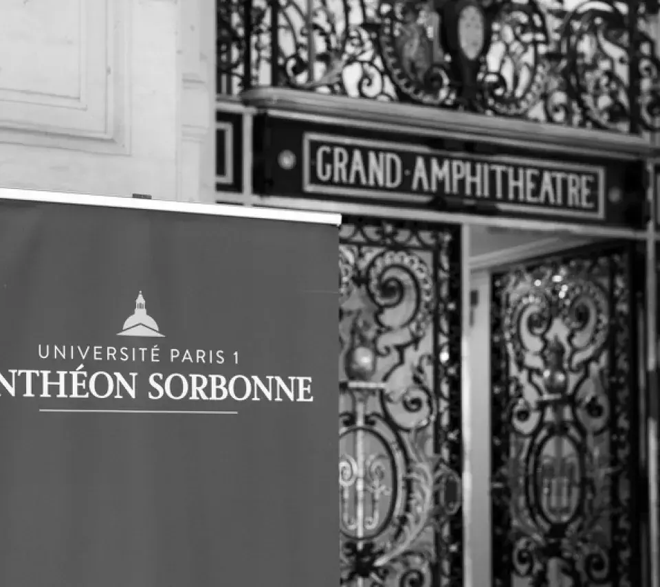 entrée du grand amphi à la sorbonne