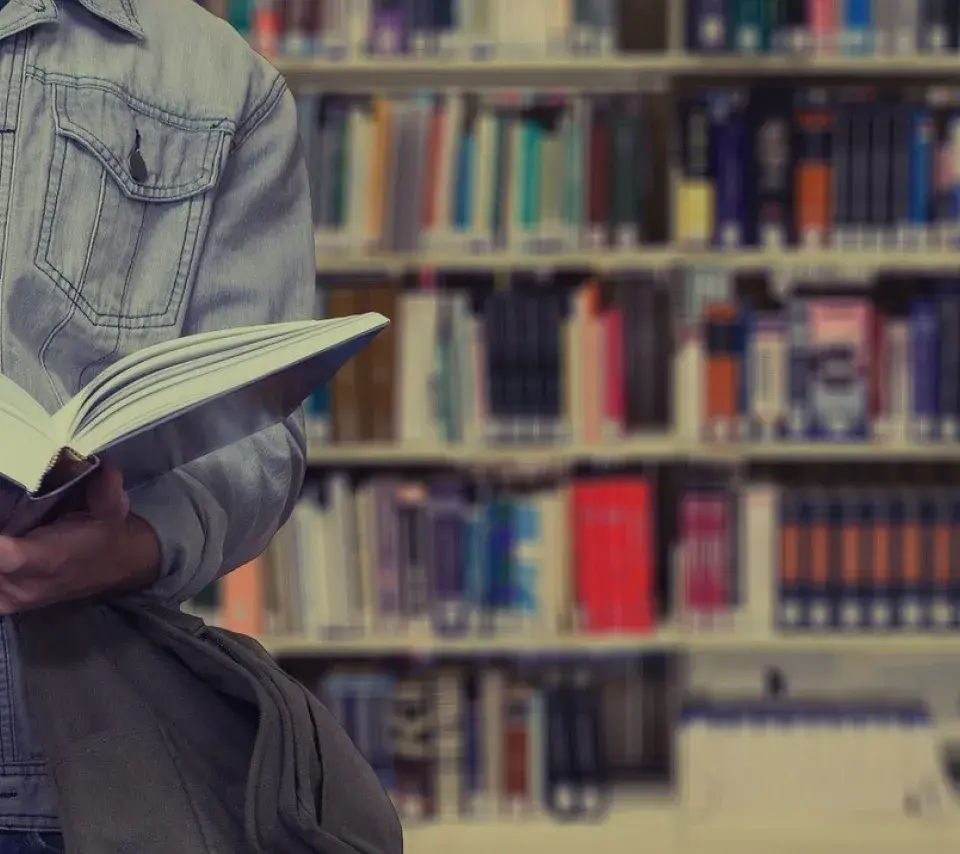 étudiant feuilletant un livre 