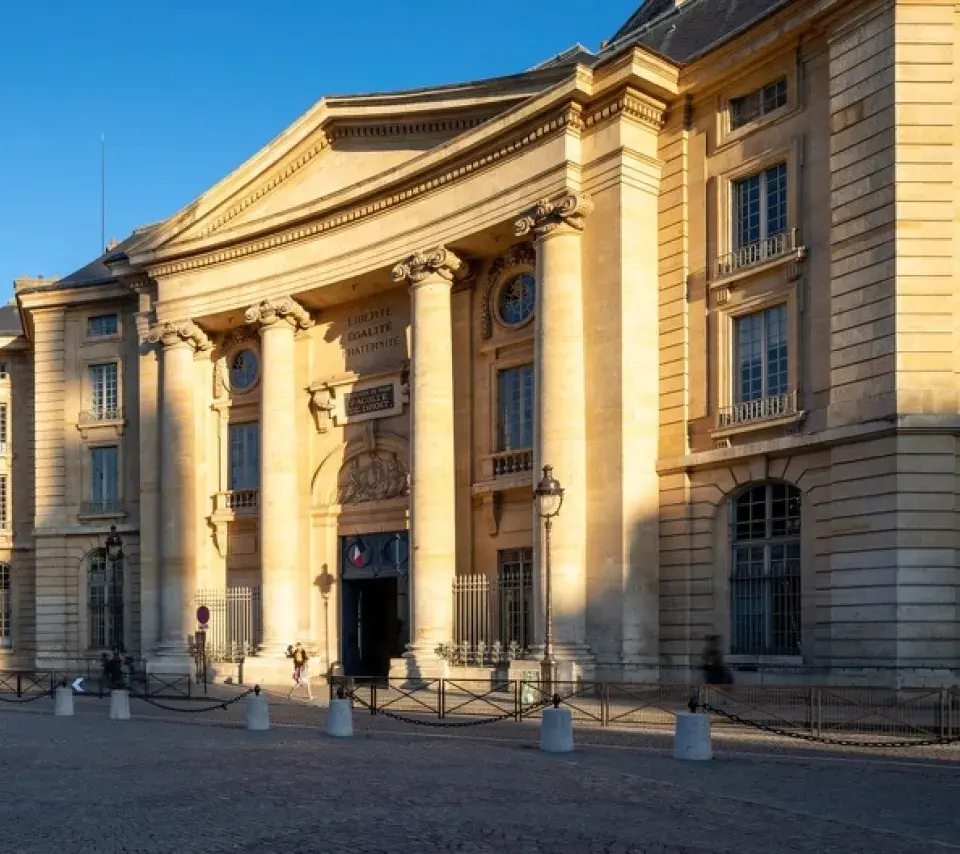 vue sur l'entrée de l'université 