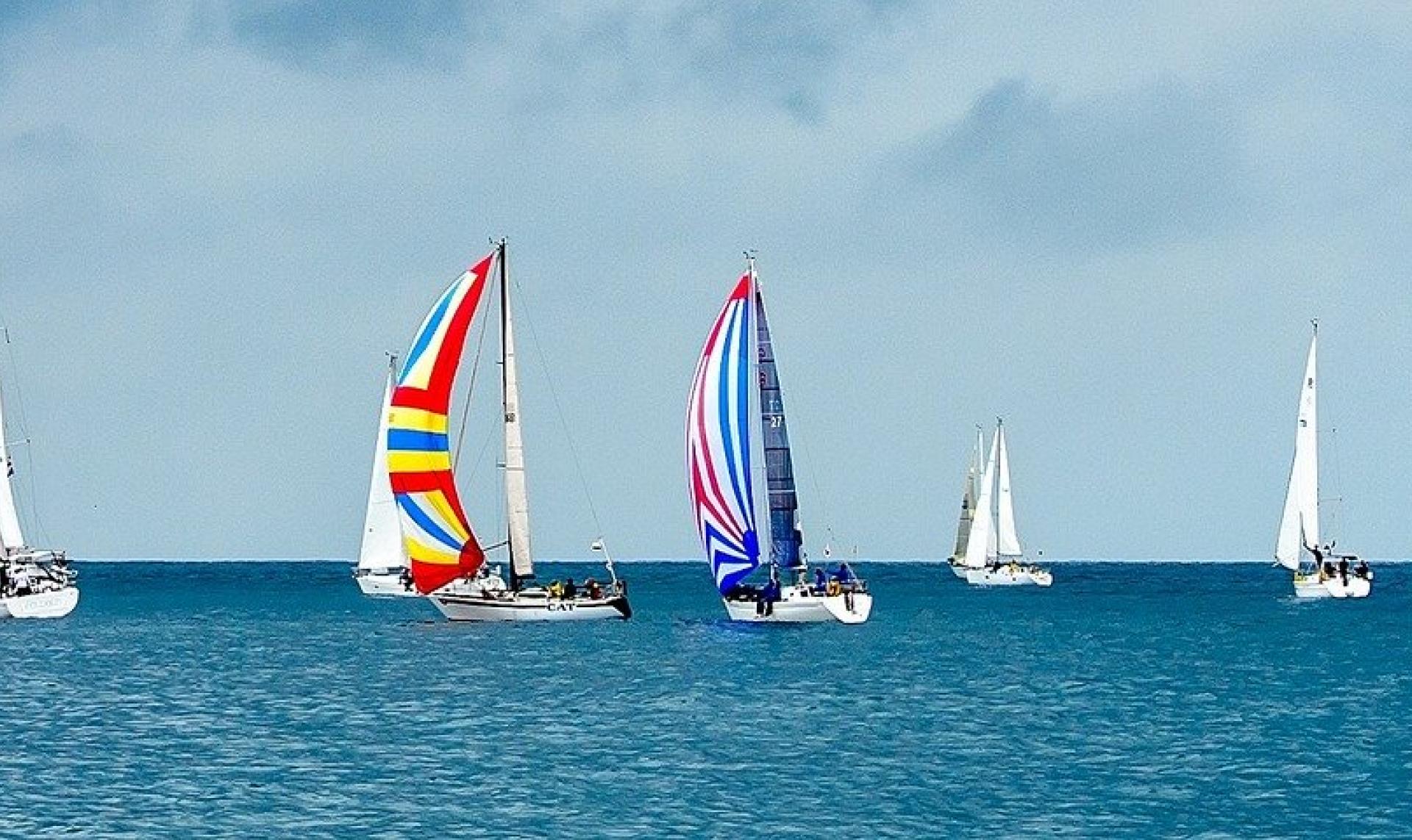 voiles de bateaux aux couleurs de drapeaux 