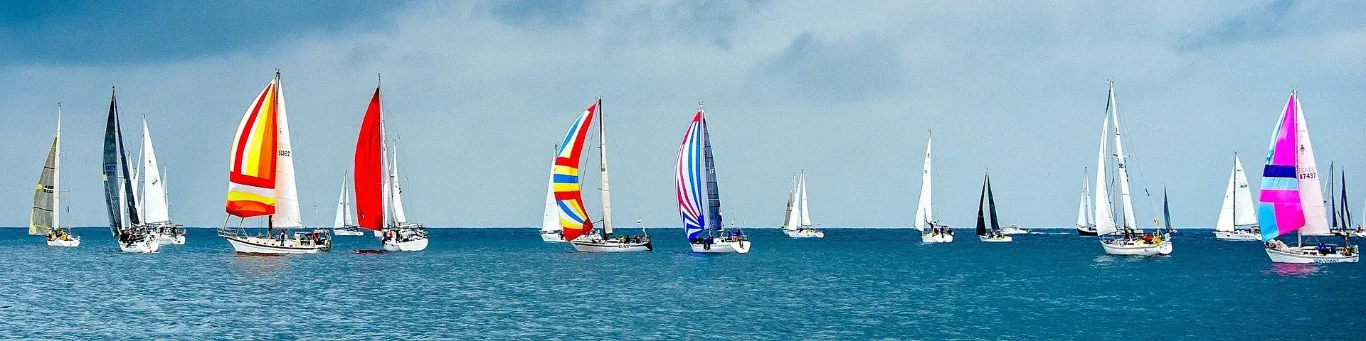 voiles de bateaux aux couleurs de drapeaux 