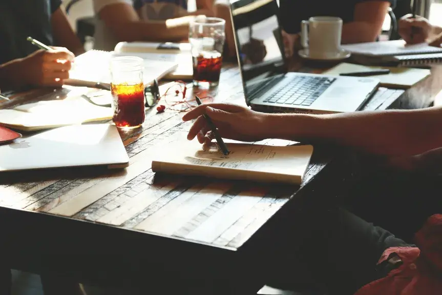 gens qui travaillent dans une start-up