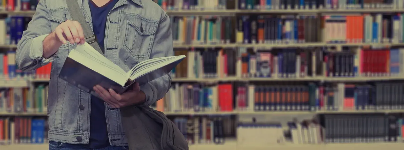 étudiant feuilletant un livre 