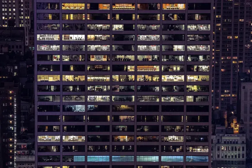 immage de bureaux la nuit 