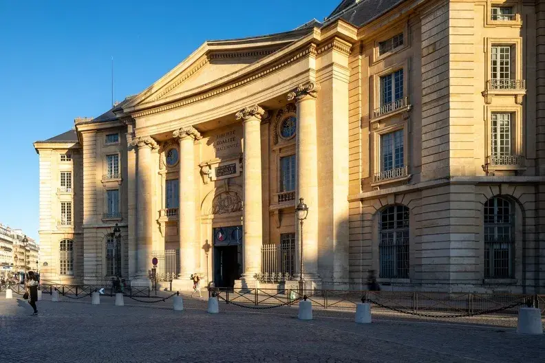 vue sur l'entrée de l'université 